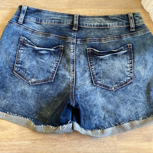 🩳NWOT Distressed Denim Shorts🩳 - Picture 4 of 6